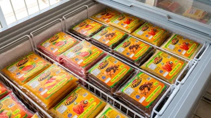 Freezer abastecido com polpas Parnafrutas