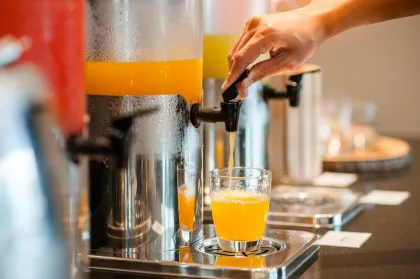 Suco natural sendo servido a partir de polpa Parnafrutas