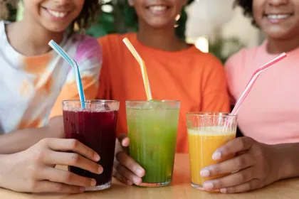 Pessoas brindando com sucos de frutas naturais